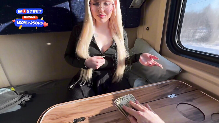 Пухлые губы: 18-летняя блондинка трахается в поезде с попутчиком пока едет к своему парню