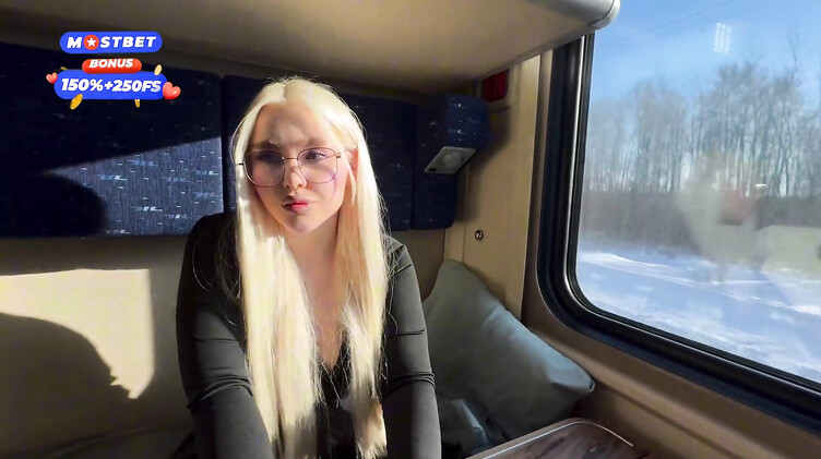 18-летняя блондинка трахается в поезде с попутчиком пока едет к своему парню