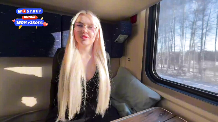 18-летняя блондинка трахается в поезде с попутчиком пока едет к своему парню