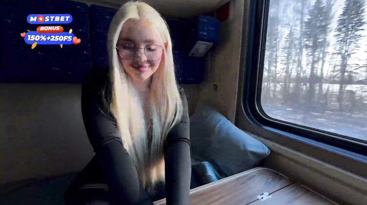 Красивая грудь: 18-летняя блондинка трахается в поезде с попутчиком пока едет к своему парню