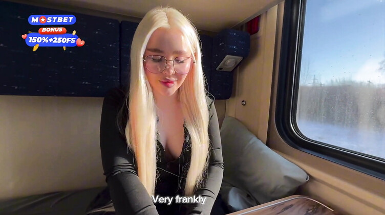 В колготках: 18-летняя блондинка трахается в поезде с попутчиком пока едет к своему парню