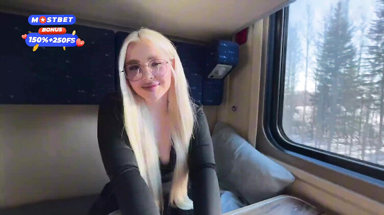 В поезде: 18-летняя блондинка трахается в поезде с попутчиком пока едет к своему парню