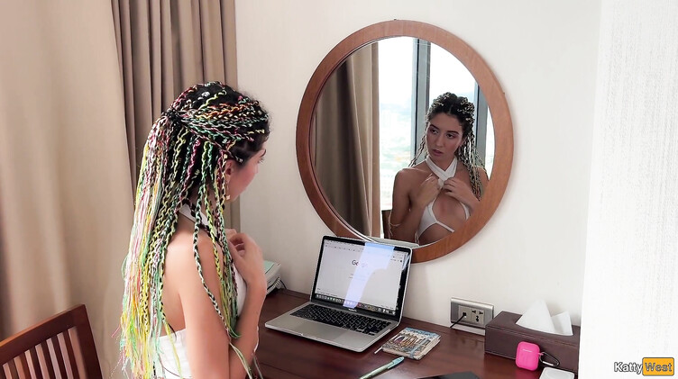 Маленькие соски: Стройная русская девка трахается в отеле с иностранным другом брата