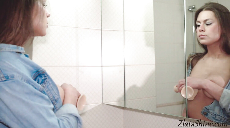 Оргазм от резинового члена в киске Златы Шайн