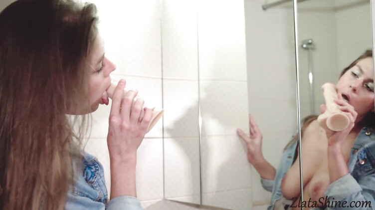 Оргазм от резинового члена в киске Златы Шайн