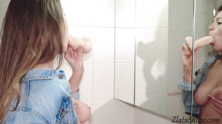 Оргазм от резинового члена в киске Златы Шайн