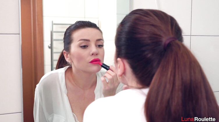 Трах раком с жопастой телкой в порванных колготках в ванной