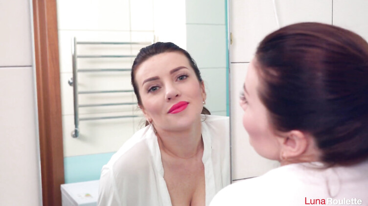 Домашнее порно: Трах раком с жопастой телкой в порванных колготках в ванной