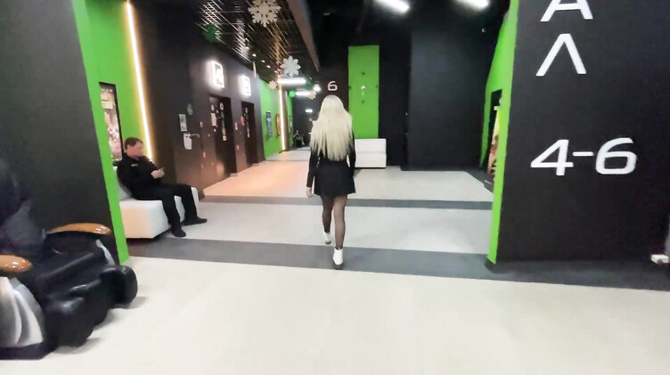 Alexa Bunny: Русская блондинка незаметно сосет член незнакомца в кинотеатре