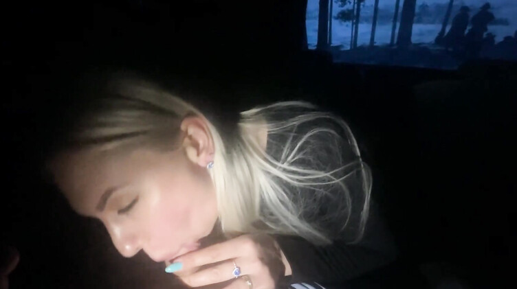 Русская блондинка незаметно сосет член незнакомца в кинотеатре