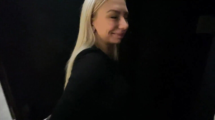 Русская блондинка незаметно сосет член незнакомца в кинотеатре