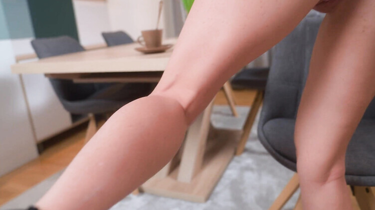 Увидел, как мачеха мастурбирует, и стал лизать бритую киску