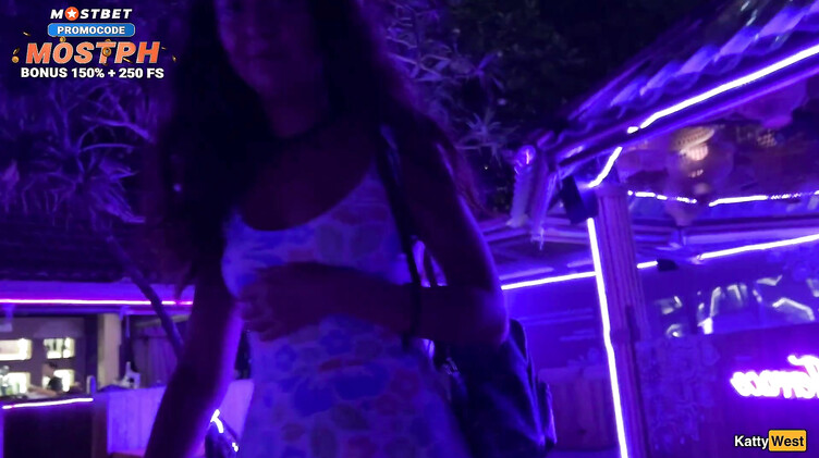 Женатик запикапил девушку на баре в Паттайе и трахнул в жопу