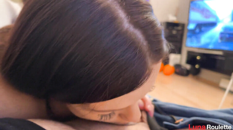 Жена отсосала другу мужа с проглотом, пока он играл на приставке