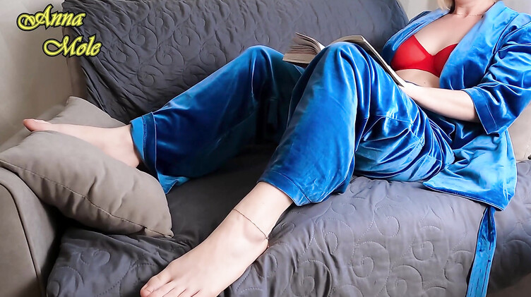 Анна Моул кончает от мастурбации и ласк сосков