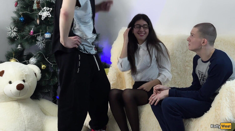 Куколд лижет яйца любовника, пока тот ебет сексвайф