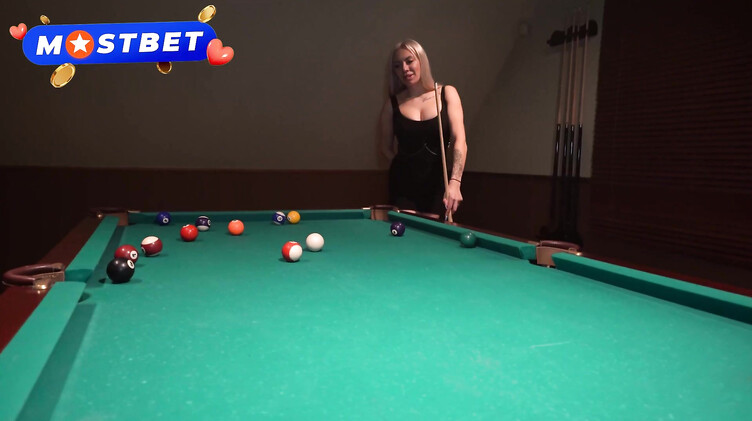 Ебет милфу в анал на бильярдном столе