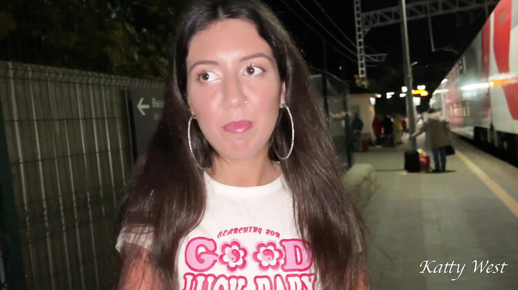 Пикапер на перроне соблазнил замужнюю девушку и трахнул ее в купе поезда