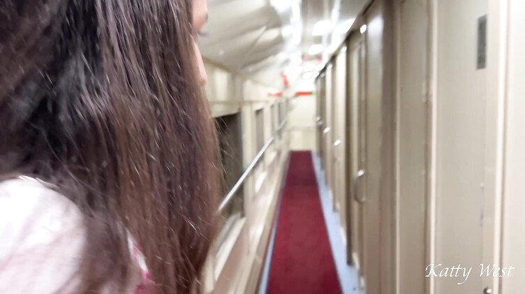 Пикапер на перроне соблазнил замужнюю девушку и трахнул ее в купе поезда