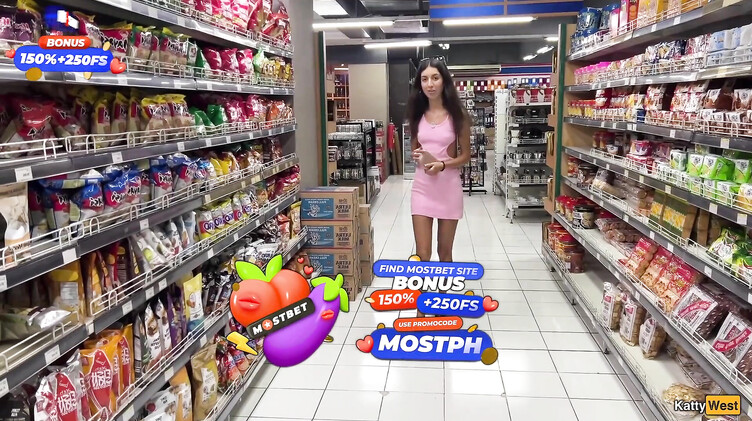 Прогулка со спермой на лице в супермаркете после минета в туалете