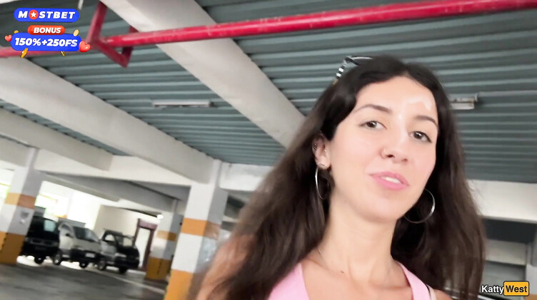 Прогулка со спермой на лице в супермаркете после минета в туалете