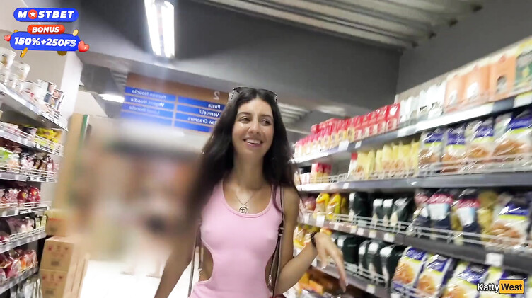 Молодые: Прогулка со спермой на лице в супермаркете после минета в туалете