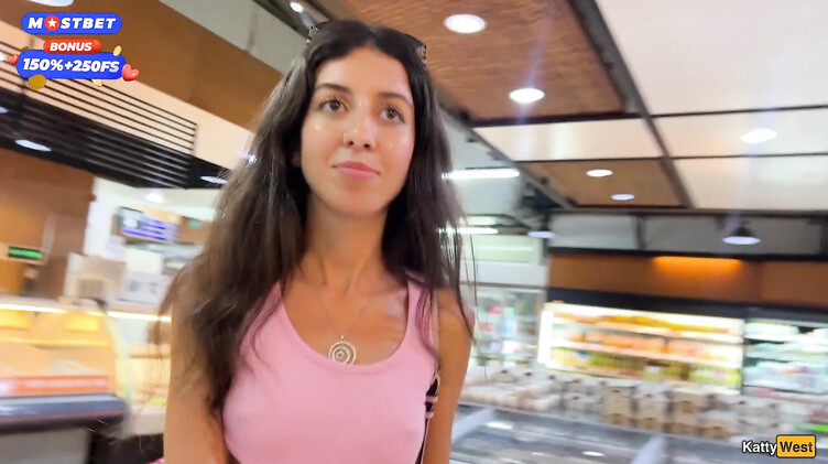 Камшоты: Прогулка со спермой на лице в супермаркете после минета в туалете