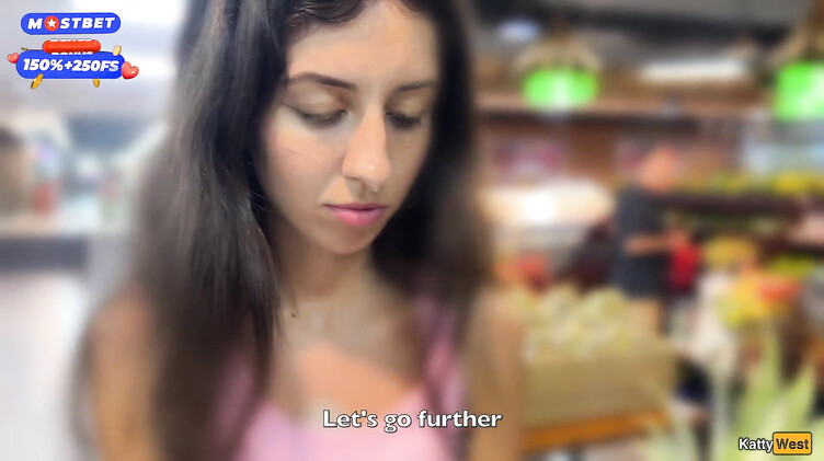 Прогулка со спермой на лице в супермаркете после минета в туалете