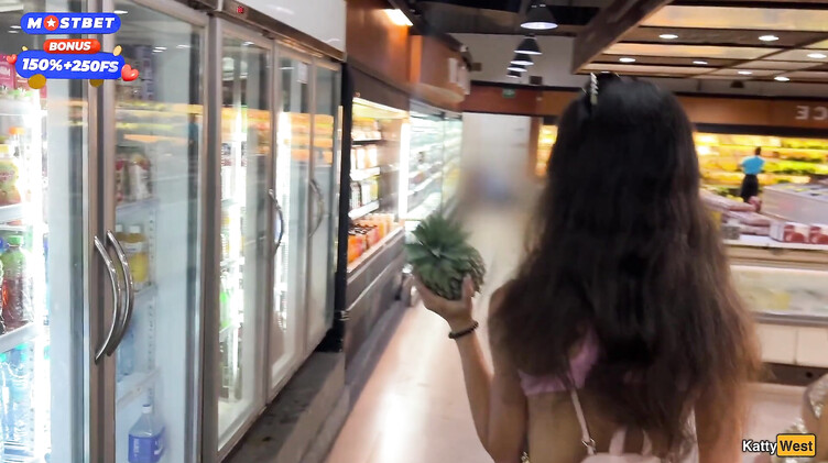 Прогулка со спермой на лице в супермаркете после минета в туалете