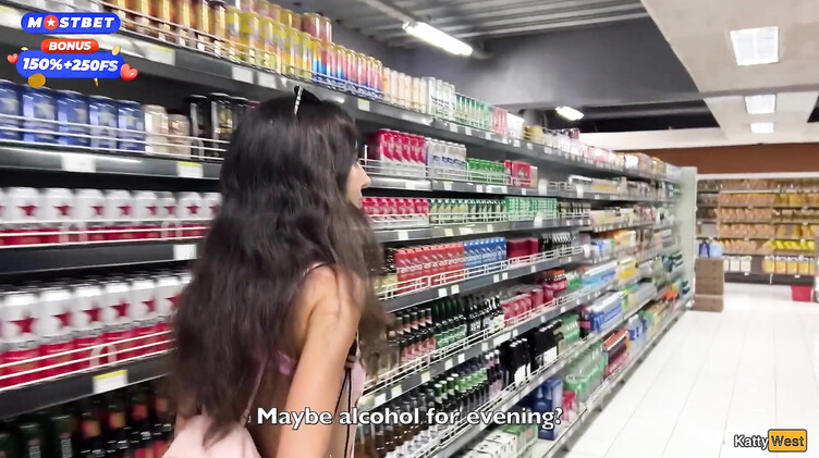 Прогулка со спермой на лице в супермаркете после минета в туалете