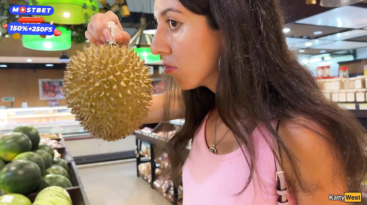 Прогулка со спермой на лице в супермаркете после минета в туалете