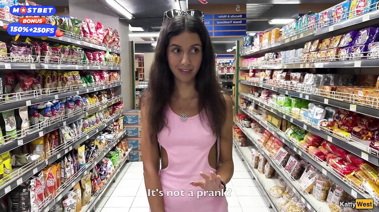 С разговорами: Прогулка со спермой на лице в супермаркете после минета в туалете