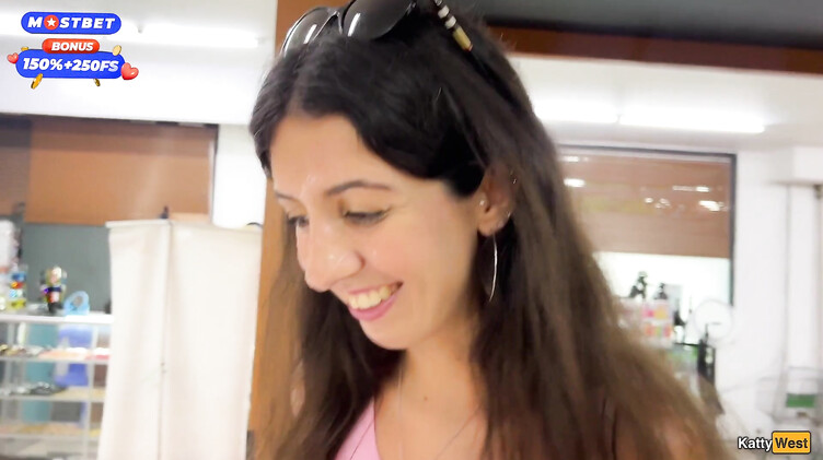 Прогулка со спермой на лице в супермаркете после минета в туалете