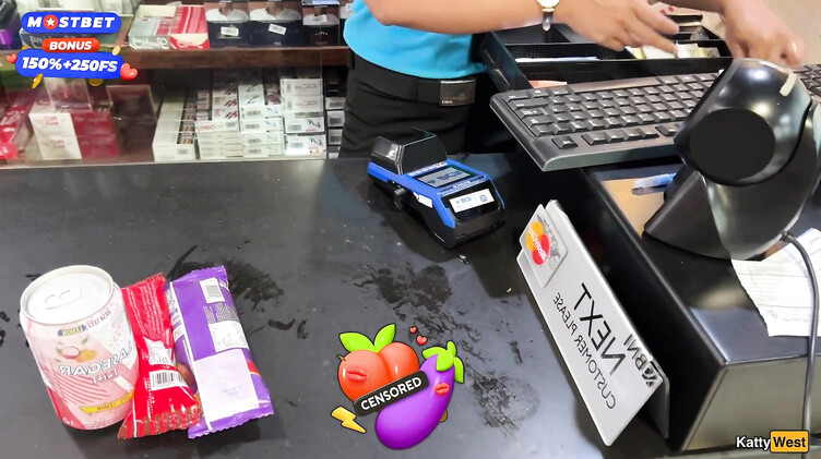 Katty West: Прогулка со спермой на лице в супермаркете после минета в туалете