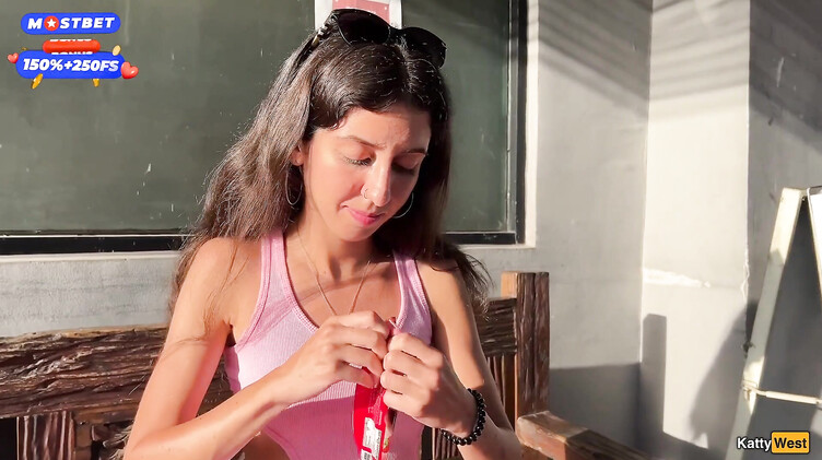 В туалете: Прогулка со спермой на лице в супермаркете после минета в туалете