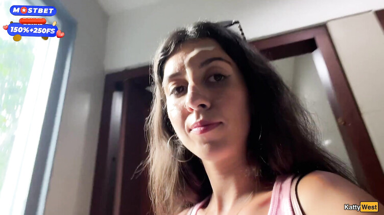 Прогулка со спермой на лице в супермаркете после минета в туалете