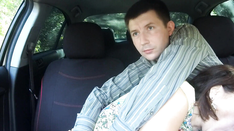 Поцелуи: Зрелая русская барышня из Тиндера отсосала в машине незнакомому парню