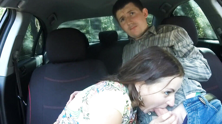 Зрелая русская барышня из Тиндера отсосала в машине незнакомому парню