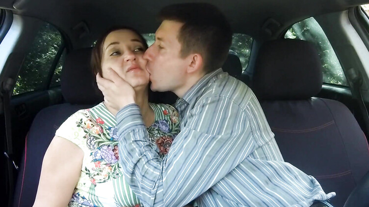 В машине: Зрелая русская барышня из Тиндера отсосала в машине незнакомому парню