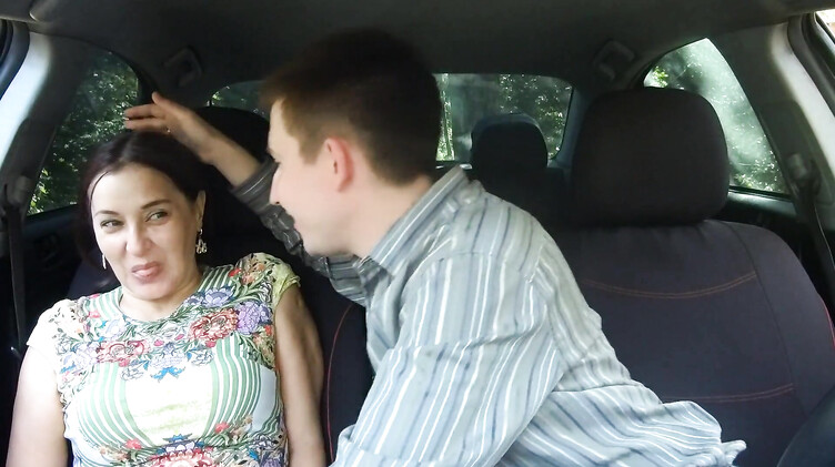 Зрелая русская барышня из Тиндера отсосала в машине незнакомому парню