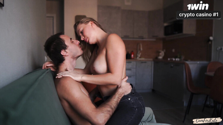 Красивая русская пара наслаждается сексом и кончает одновременно