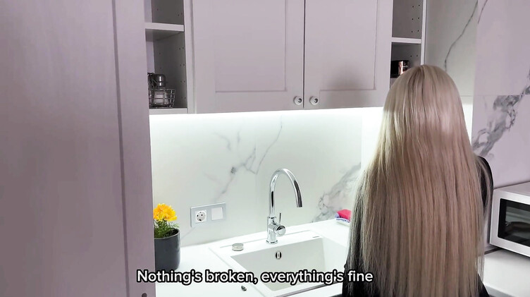 Выебал и накормил кончой хозяйку квартиры за долги