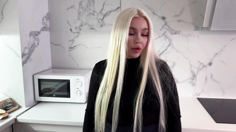 Blondessa: Выебал и накормил кончой хозяйку квартиры за долги