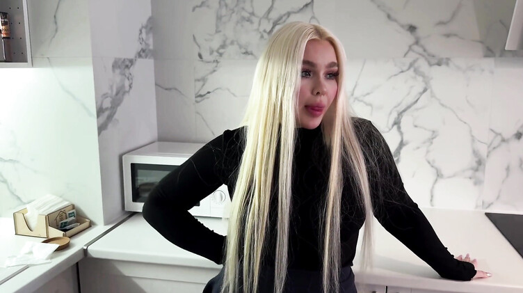 Выебал и накормил кончой хозяйку квартиры за долги