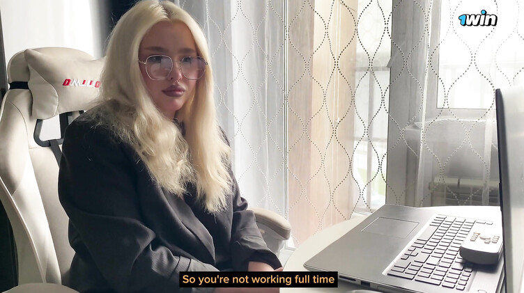 Русская сочная репетиторша трахается с 11-классником у нее дома