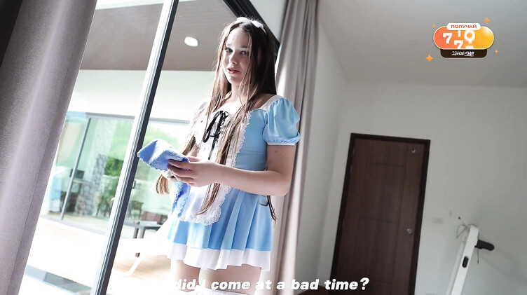 Трахает молодую красивую служанку на вилле в Тае