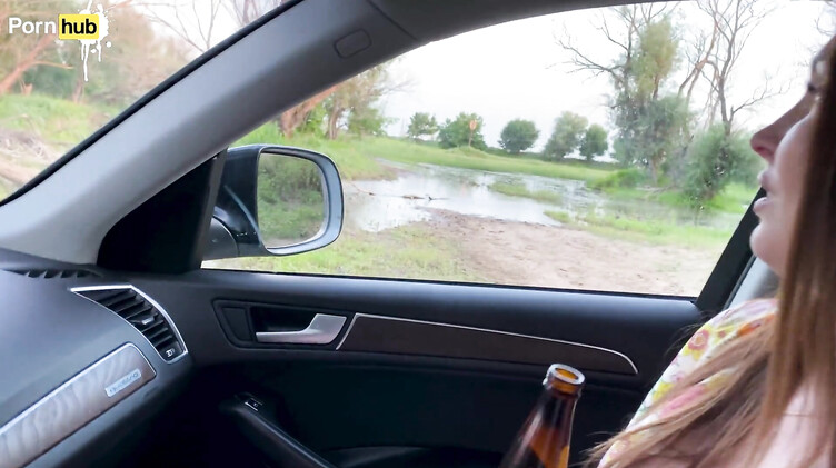 В платье: Русская мачеха после ссоры с мужем трахается в машине с молодым пасынком