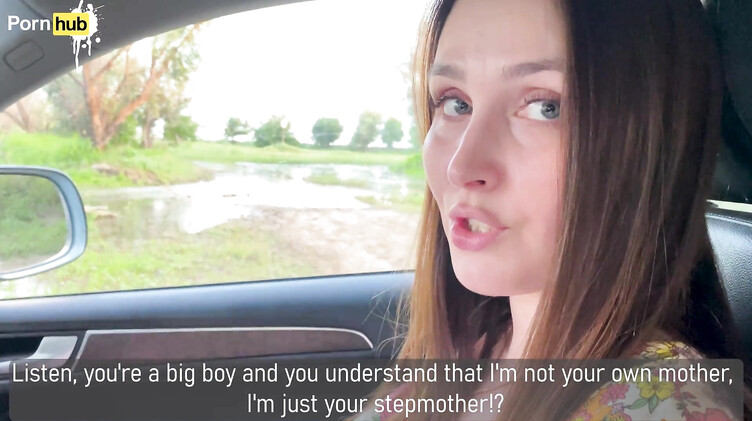 Русская мачеха после ссоры с мужем трахается в машине с молодым пасынком