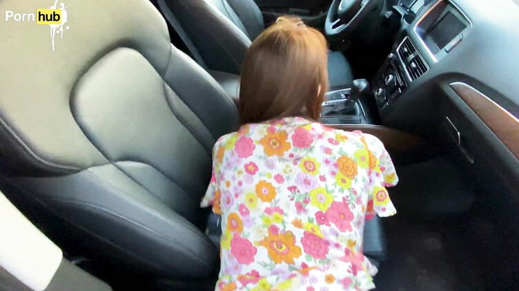 Русская мачеха после ссоры с мужем трахается в машине с молодым пасынком