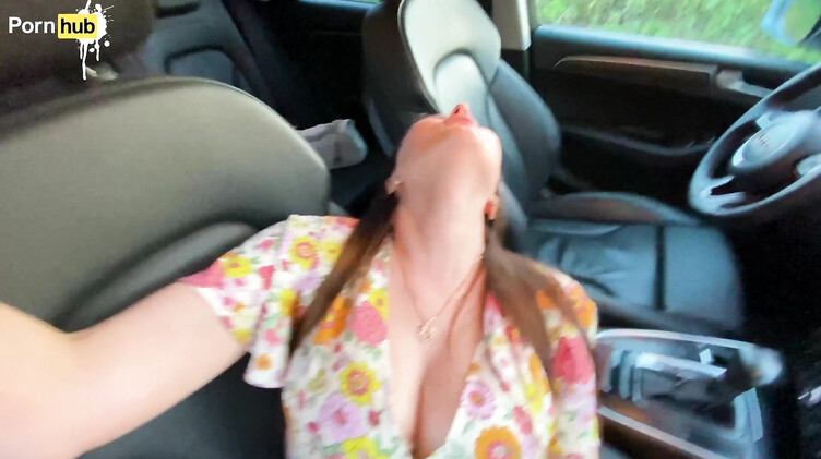 Русская мачеха после ссоры с мужем трахается в машине с молодым пасынком